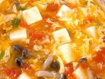 Potret tofu telur kuah tomat yang hangat, gurih, dan segar